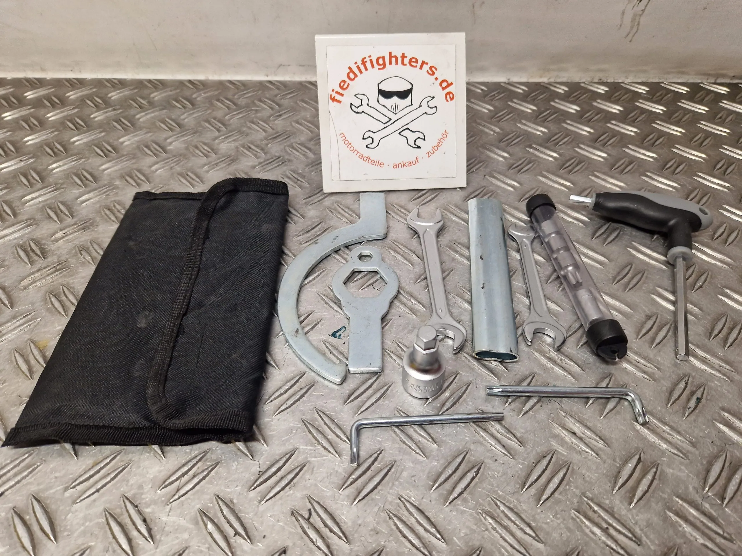 Bordwerkzeug Tool Kit Werkzeug 15 Teile KTM Modell unbekannt