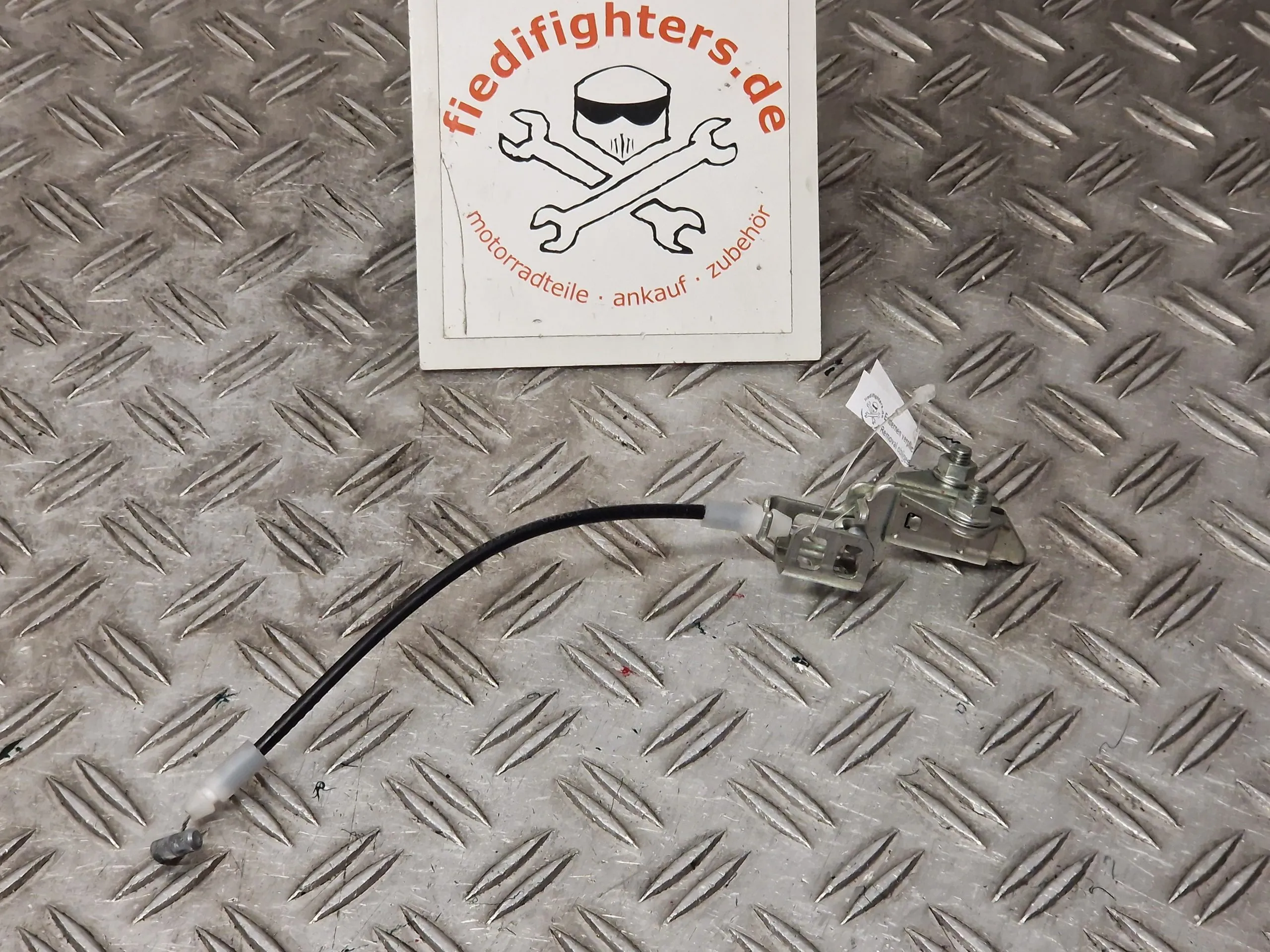 Sitzbankriegel Bowdenzug Sitzbank Riegel Suzuki GSX-S 750 EZ.17 WC50 14371km 4522004K20