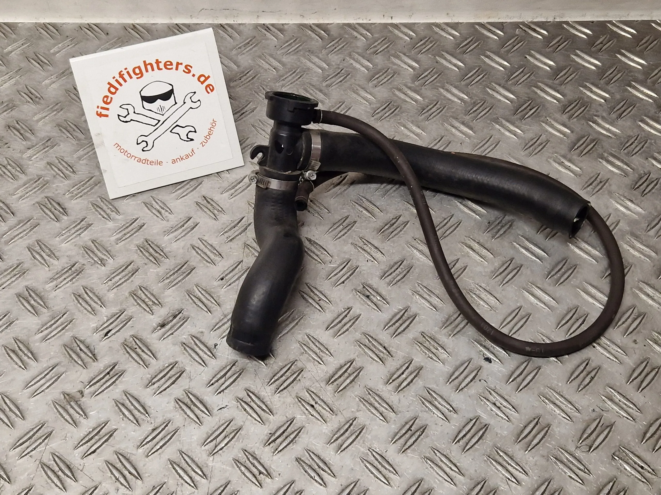 Einfüllstutzen Kühler Honda Hornet 900 SC48 BJ.04 33292km 19038-MAL-601