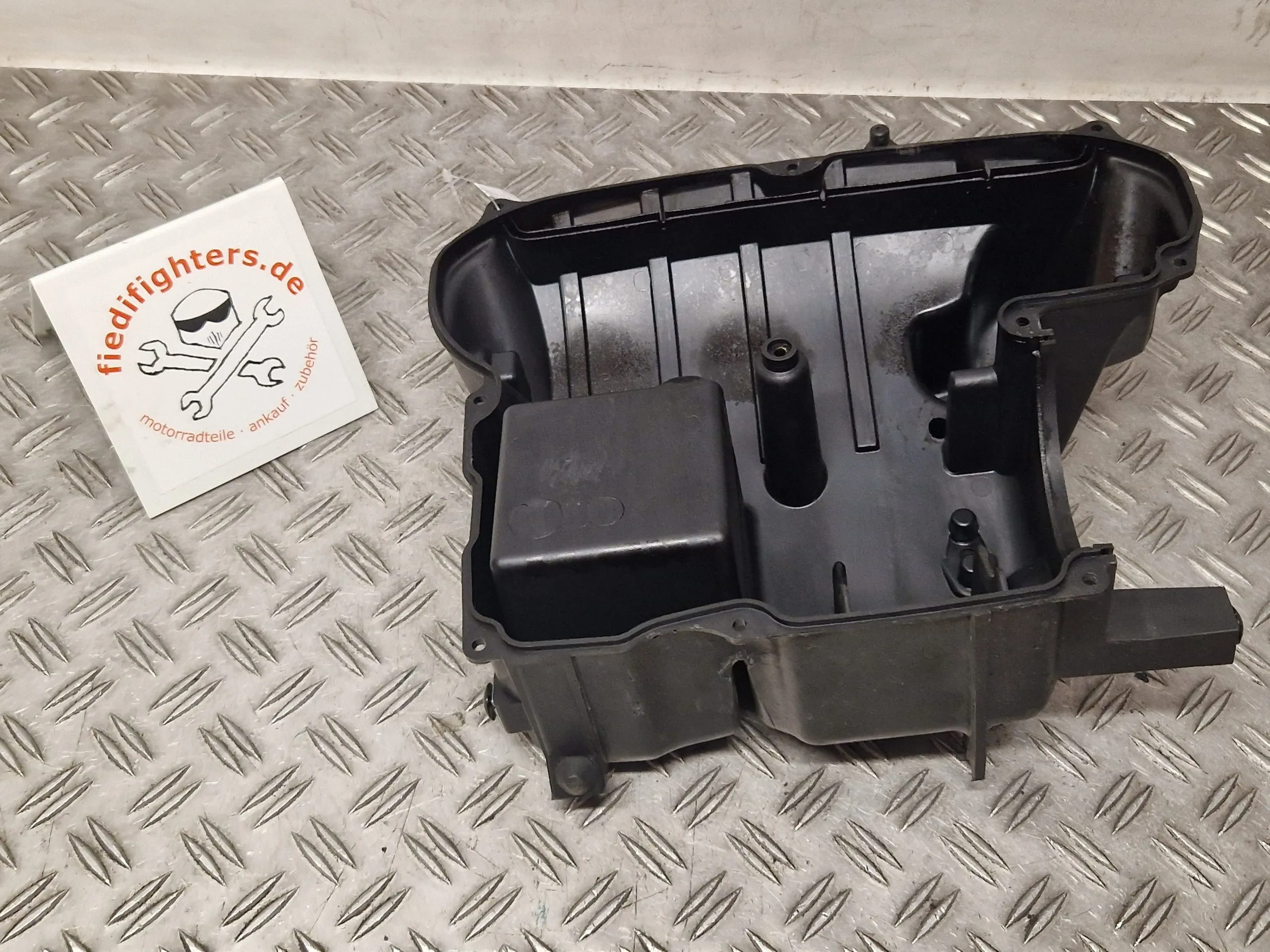 Oberer Luftfilterkastendeckel Deckel unten Honda Hornet 900 SC48 BJ.04 33292km 17221-MCZ-020