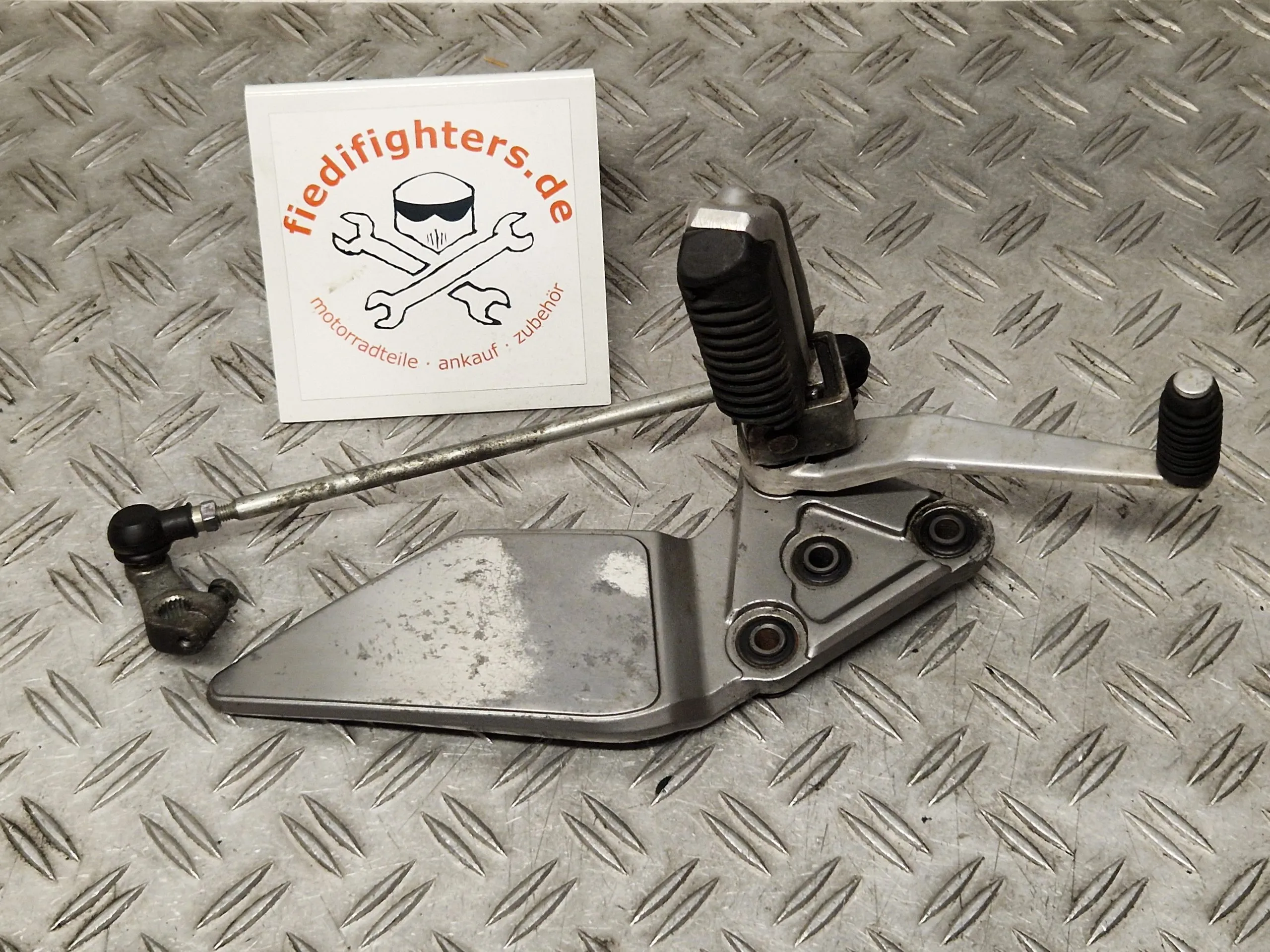 Fußrastenanlage Fahrer links Suzuki Bandit 1200 Ez.98 49277Km