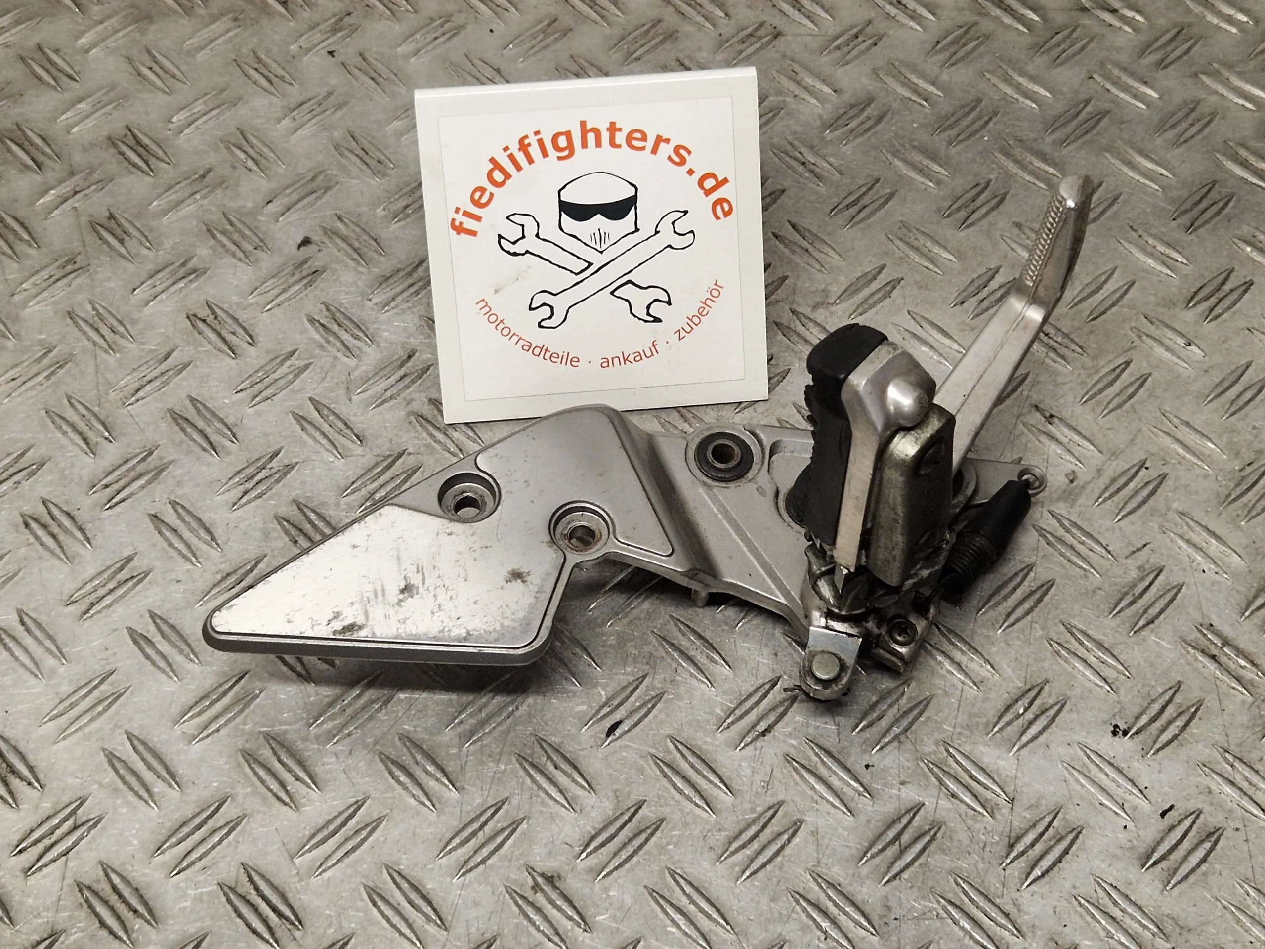 Fußrastenanlage Fahrer rechts Suzuki Bandit 1200 Ez.98 49277Km