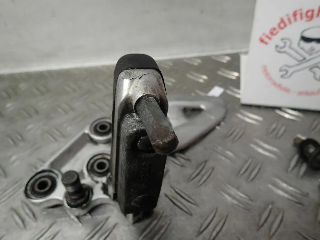 Fußrastenanlage links Fahrer Raste Suzuki GSX1300R Hayabusa WVA1 EZ.02 41429km