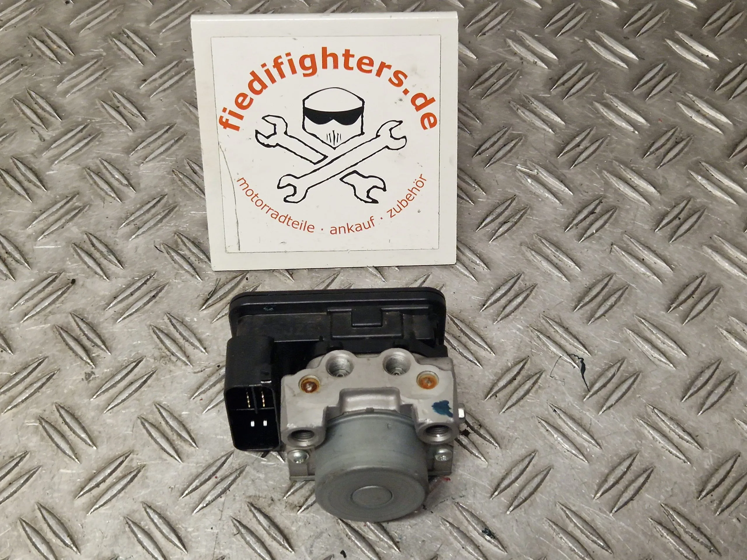 ABS Block Pumpe Hydroaggregat Suzuki GSX-S 750 EZ.17 WC50 14371km 5561013K00