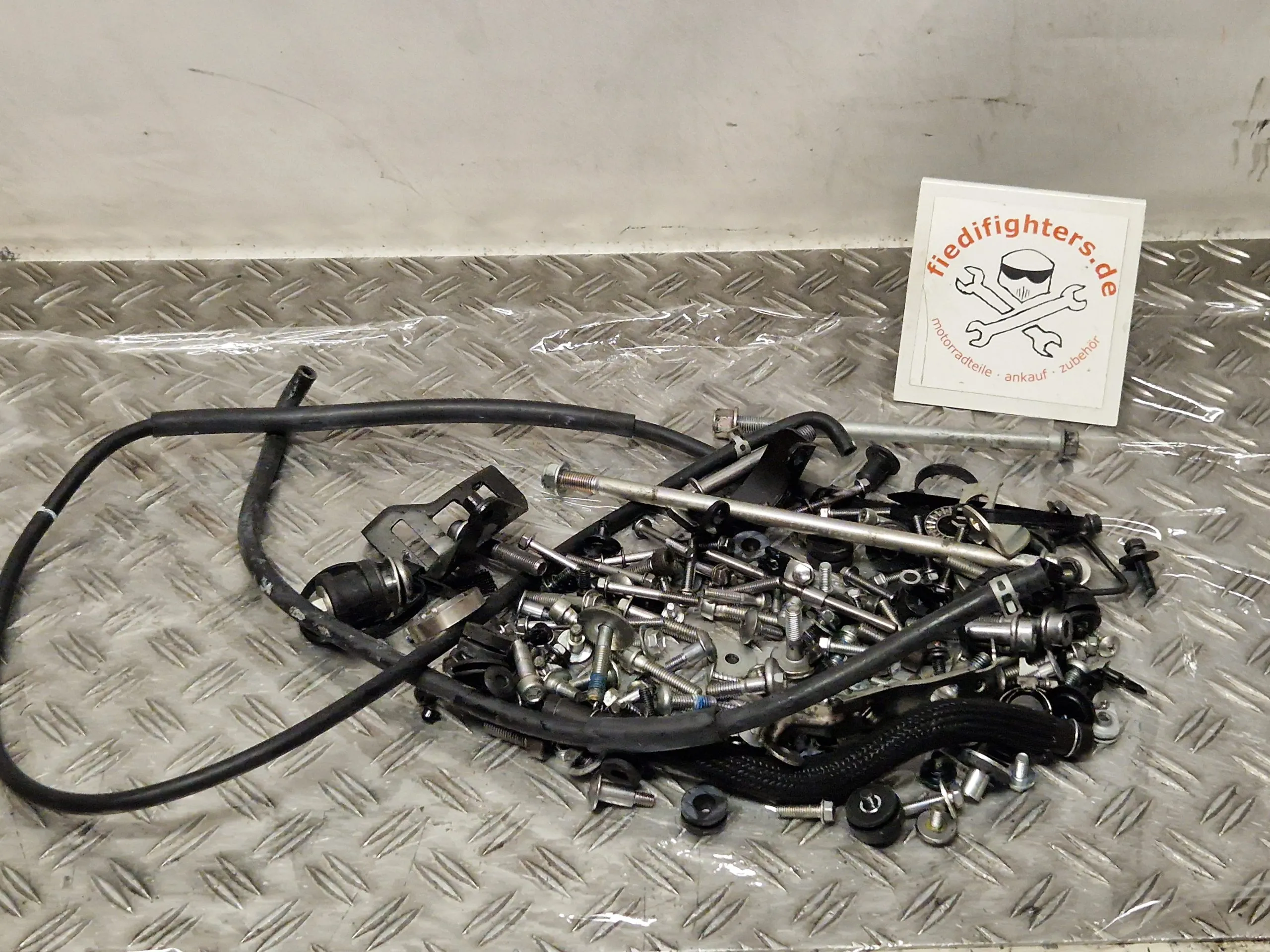 Schrauben Halter Kleinteile Suzuki GSX-S 750 EZ.17 WC50 14371km