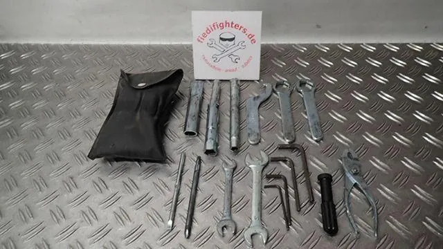 Bordwerkzeug Tool Kit Werkzeug 17Teile Suzuki GSX 750