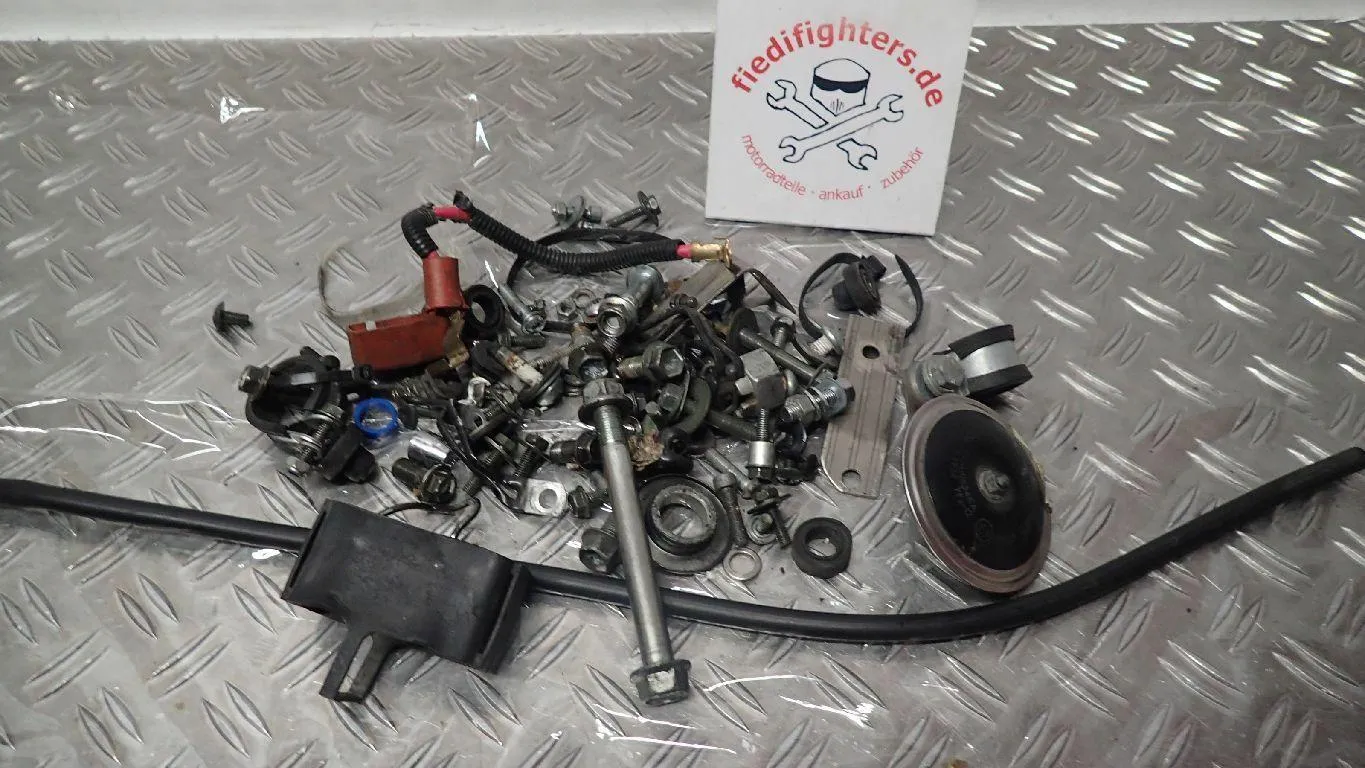 Schrauben Halter Kleinteile Screws Suzuki Bandit 1200 GV75A Kult 41739km